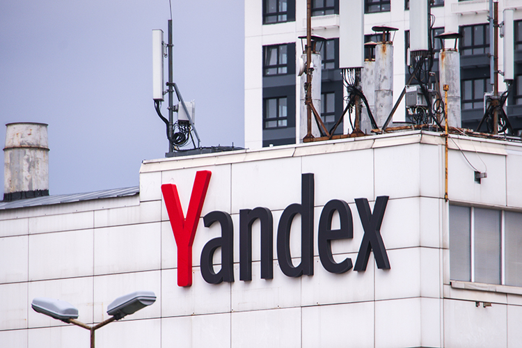 В «Яндексе» заявили, что не считают возможным комментировать личное заявление Воложа, который ушел из компании. Акции компании отреагировали сдержанно и подешевели на 1,1%
