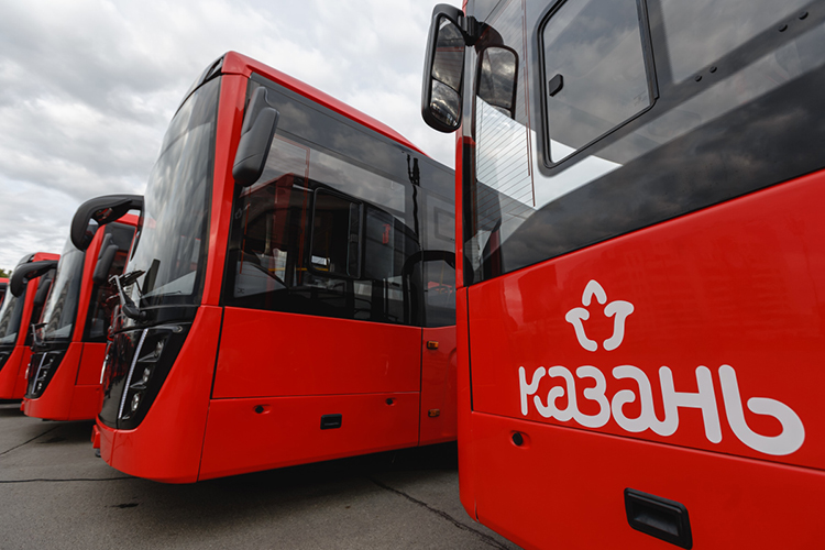 Программы позволят обновить в Татарстане 505 автобусов. По первой закупят 363, а по второй 142 автобуса для 11 муниципалитетов. Речь о закупках машин на сумму свыше 5 млрд рублей