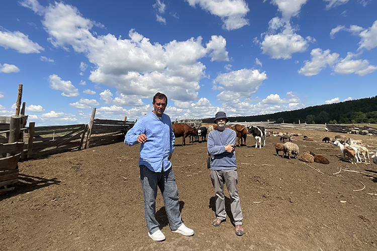 С проектом в селе Артюшкино Маллямову помогают два местных жителя, которые сменяют друг друга. Фермер признает, что местное сообщество считает его затею чудачеством, но получает много комплиментов за вкусное молоко