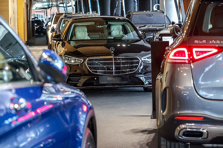 Немецкий концерн Mercedes-Benz отключил российских дилеров от своего программного обеспечения, рассказали «Известиям» в пресс-службе дистрибьютора компании «МБ Рус»