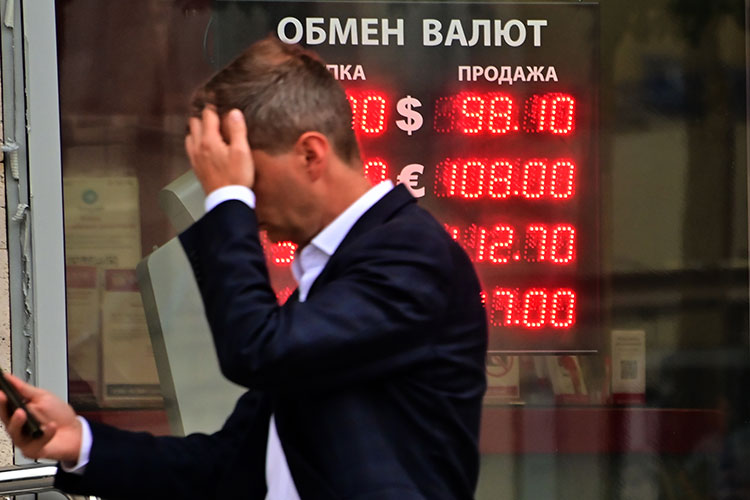 Курс доллара на бирже превысил 101 рублей впервые с марта 2022 года, курс евро превысил 110 рублей