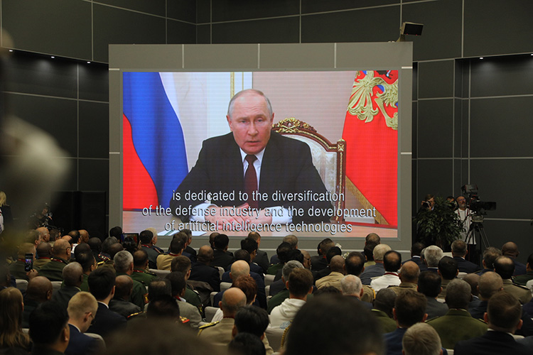 Обычно Владимир Путин приезжает лично, но на открытии в понедельник его не было — показали запись выступления