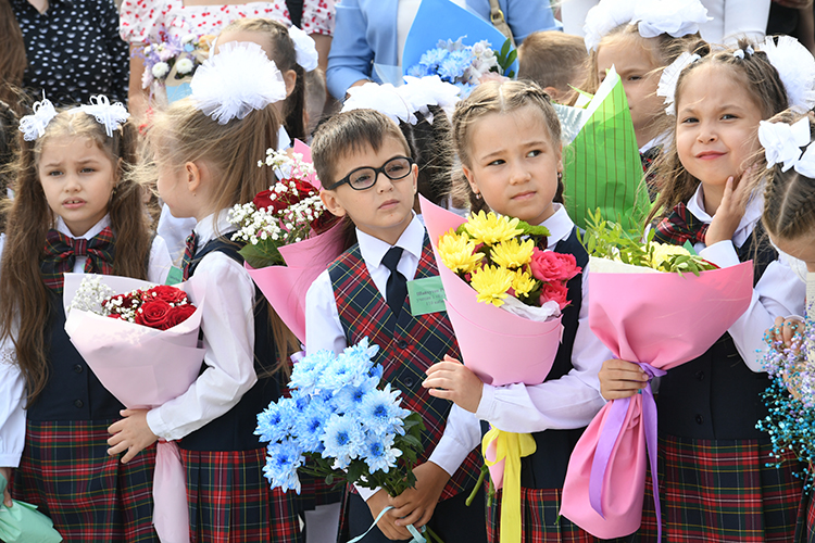 «Рекордное количество учащихся сядет за парты в этом году — 174 тысячи детей!» — радовался мэр Казани