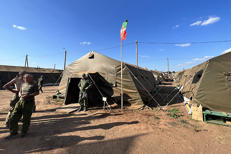 Неподалеку — палаточный лагерь, где две с половиной тысячи татарстанцев уживались на протяжении почти трех месяцев