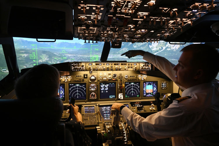 Вводя Ту-214, ЮВТ решает на будущее проблему отсутствия карьерного роста для пилотов внутри авиакомпании и их бегства к другим работодателям