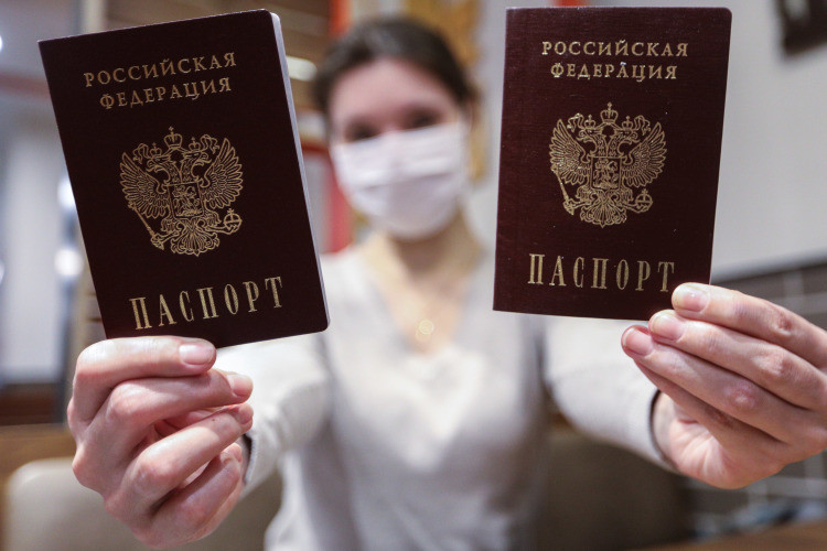 Около 80% жителей ЛНР получили российские паспорта