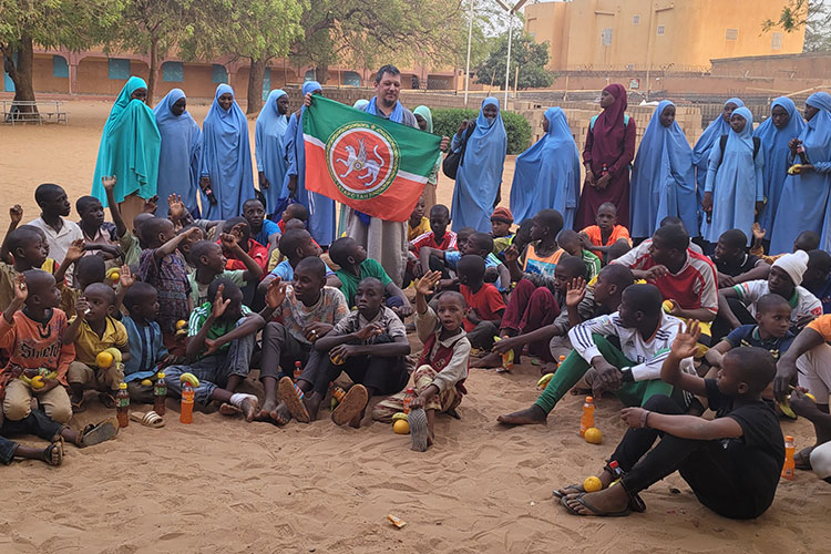 В Мавритании есть село, где преподает известный шейх, и там учатся студенты из разных стран. Сами мавританцы — кочевой народ, они недавно осели в селах. У них нет традиции земледелия. Чтобы научить чему-то новому, нужно проделать гигантский труд