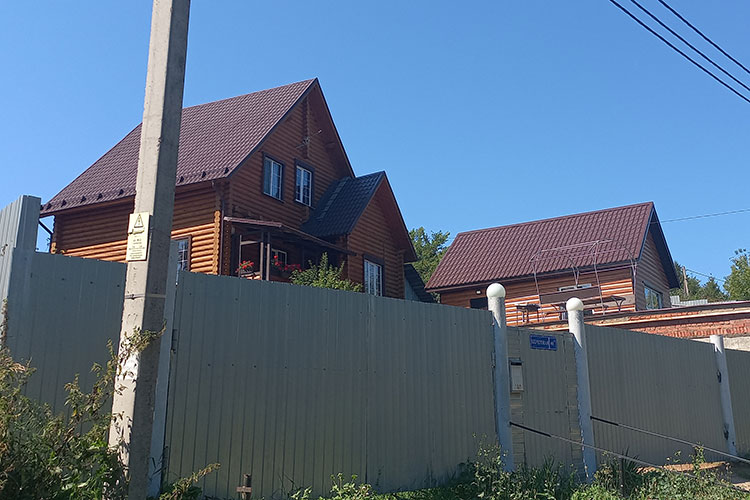 В Гаврилково сдают в аренду посуточно два дома (объявления опубликованы на Avito, аренда одного домика стоит 8–15 тыс. рублей в сутки). Отдыхающие там компании уже доставляют беспокойство сельчанам, а большая база отдыха может усилить этот дискомфорт в разы