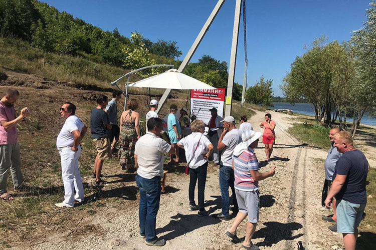 13 августа Жуков вместе с другими активистами организовал прямо на пляже сбор подписей под письменным обращением к Минниханову — всего за перенос стройки высказались 190 человек