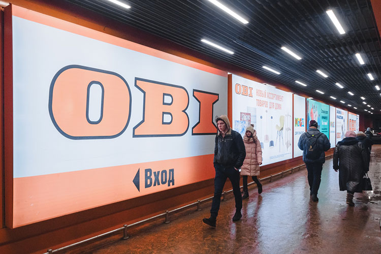 Российские гипермаркеты OBI, которые несколько раз сменили владельцев, могут начать работать в России под брендом Domus, пишут «Ведомости». Такой бренд сейчас находится на экспертизе в Роспатенте. Другие варианты названия — HOBI, OBBI, IdeaFix, Inhouse («Инхаус») и QBI