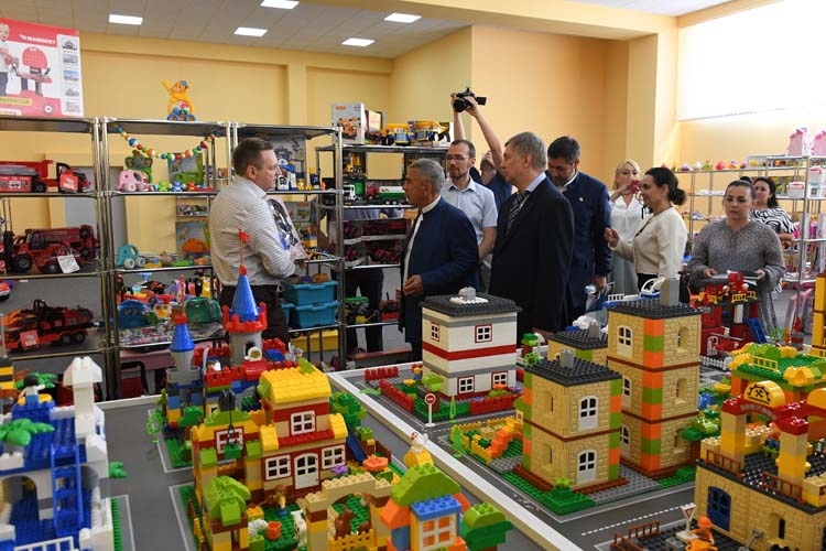 ПАО «КАМАЗ» недавно договорились с ООО «Полесье ДГ» (крупнейший производитель детских игрушек в России) о разработке и производстве игрушечных моделей КАМАЗ