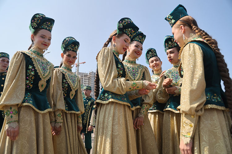 Как быть с современной повседневной одеждой (и не только с одеждой), которая отражала бы национальные маркеры татар и в какой-то степени помогала возрождению, сохранению традиций?