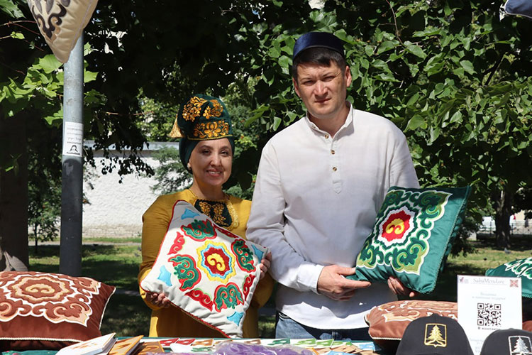 Лилия Вафина из «Саба мендәре» соглашается: предметы с национальным духом популярны у татар, живущих и за границей, и в других регионах России