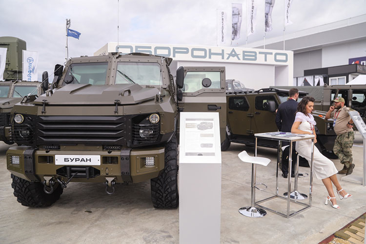 Компания «ОборонАвто» представила полноприводный бронеавтомобиль «Буран 10», созданный по модульному принципу. На базе общего двухосного шасси ставятся любые модули по желанию заказчика