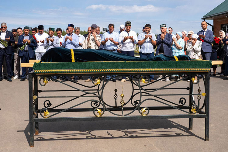 Прощание с академиком Мирфатыхом Закиевым прошло сегодня в Казани на мусульманском кладбище
