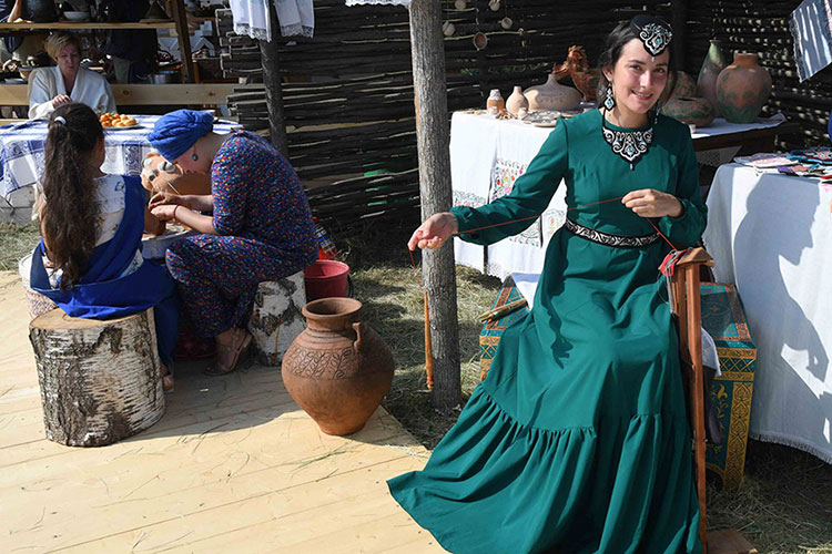 Фестиваль народного костюма «Милли кием» на набережной озера Кабан