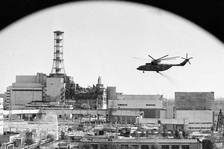 На фото: вертолеты ведут дезактивацию зданий Чернобыльской атомной электростанции после аварии