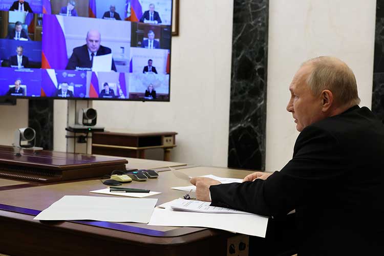 Владимир Путин: «Если в прошлом году реальные располагаемые доходы, к сожалению, снизились на 1 процент, то за первое полугодие текущего года они уже выросли на 4,7 процента — опять же, хочу это тоже подчеркнуть, отметить, в реальном выражении, то есть с учетом инфляции