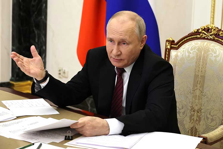 На совещании с кабмином, которое заранее не анонсировали, глава государства впервые, хоть и аккуратно, прокомментировал недавнее падение рубля и ситуацию в экономике