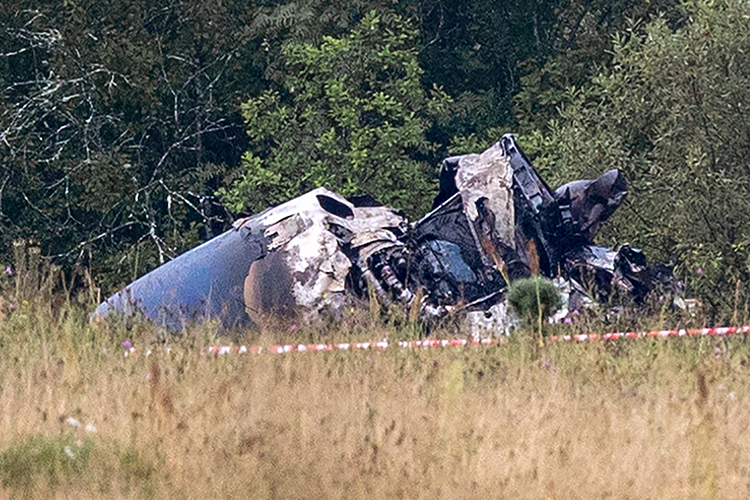 Элемент хвостового оперения упавшего частного Embraer найден в 3,5 км от места крушения, на въезде в Куженкино