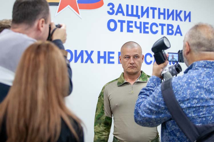 Первая в Татарстана церемония вручения удостоверений ветеранов боевых действий состоялась накануне днем в ДК «Химиков»