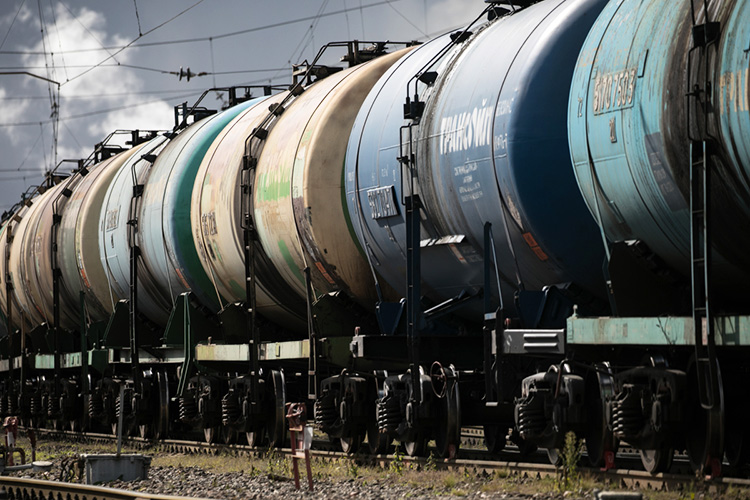 По данным агентства Argus, с 14 июля по 15 августа Россия экспортировала нефть марки Urals по цене $70,33 за бочку, Brent — по $84