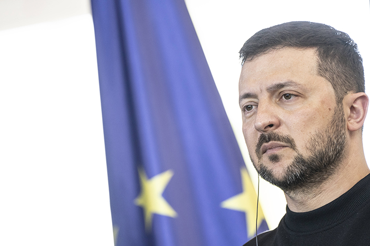 Владимир Зеленский дал большое интервью  и отметил, что бои не должны перейти вглубь России, потому что в таком случае высока вероятность, что Киев останется без поддержки