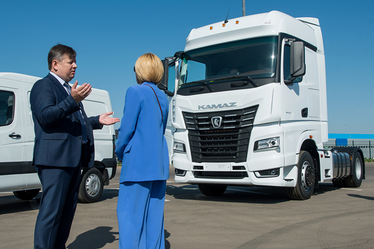 За 6 месяцев КАМАЗ отгрузил продукции на сумму 165,9 млрд рублей с индексом промышленного производства — 129,4%. Произведено более 21 тыс. грузовых автомобилей