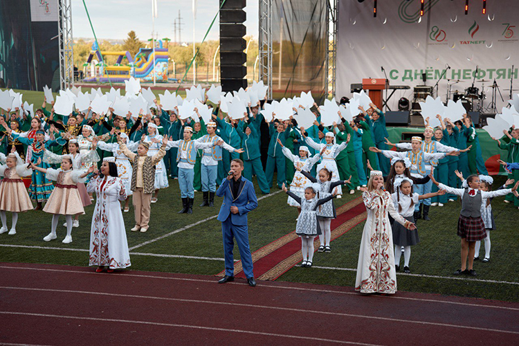 Торжественная часть праздника собрала горожан и гостей праздника из других районов на стадионе «Юность», который также был подарен нефтяниками в 2015 году