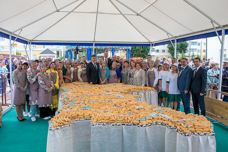 Местные искусницы дружной командой создали настоящий шедевр — приготовили самую большую карту района из татарского национального блюда баурсак с рекордным весом в 129 килограмм