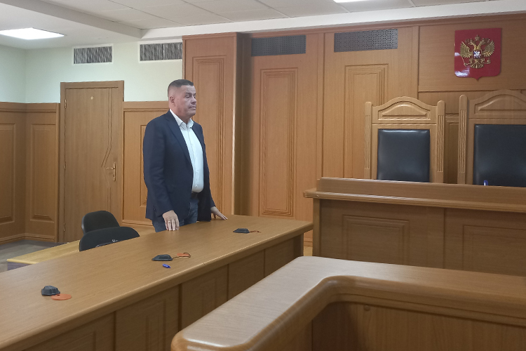 В беседе с «БИЗНЕС Online» адвокат обвиняемого Владимир Гусев, рассказал, что его подзащитного с момента избрания меры пресечения ни разу не допрашивали