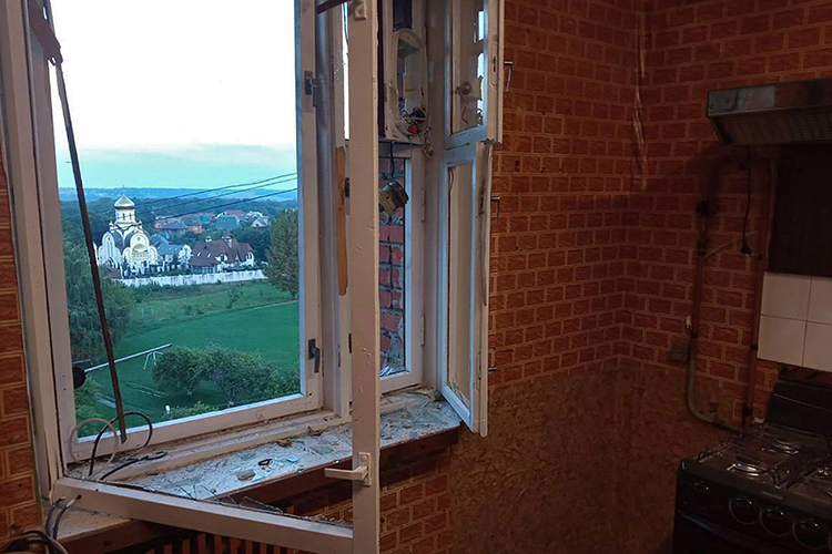 В Курске украинский БПЛА врезался в многоквартирный дом, в здании выбило стекла