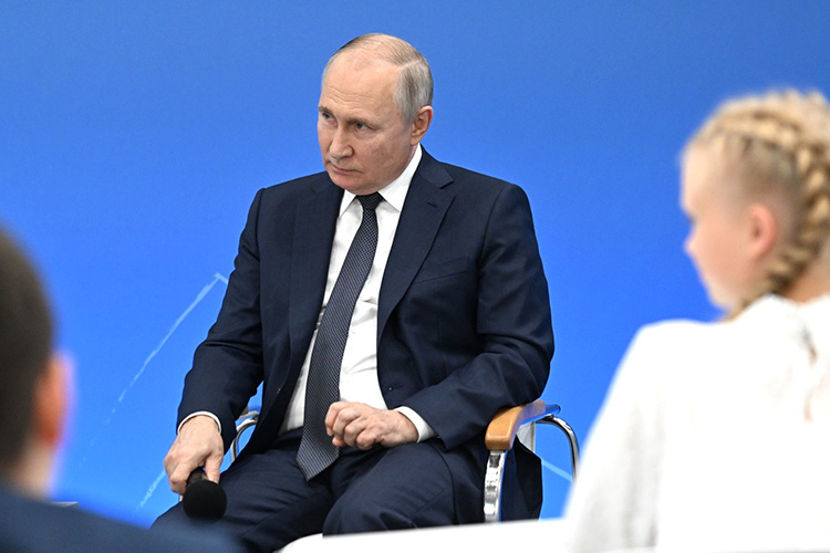 По мнению Путина, все жители новых регионов готовы работать, но для этого нужно создать условия — в ближайшие 2,5 года из федеральных источников выделят 1,9 трлн рублей