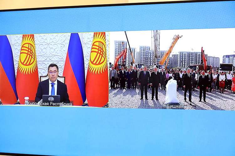 В целом же 1 сентября у Путина началось с церемонии начала строительства в Киргизии трех школ с обучением на русском языке