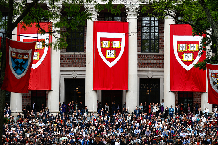 «Гарвардский университет, ведущий свою историю с начала XVII века, имеет самый большой и старинный эндаумент-фонд»