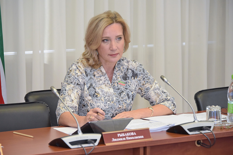 Заместитель председателя Комитета ГС РТ Людмила Рыбакова прервала дискуссию и попросила депутатов соблюдать регламент