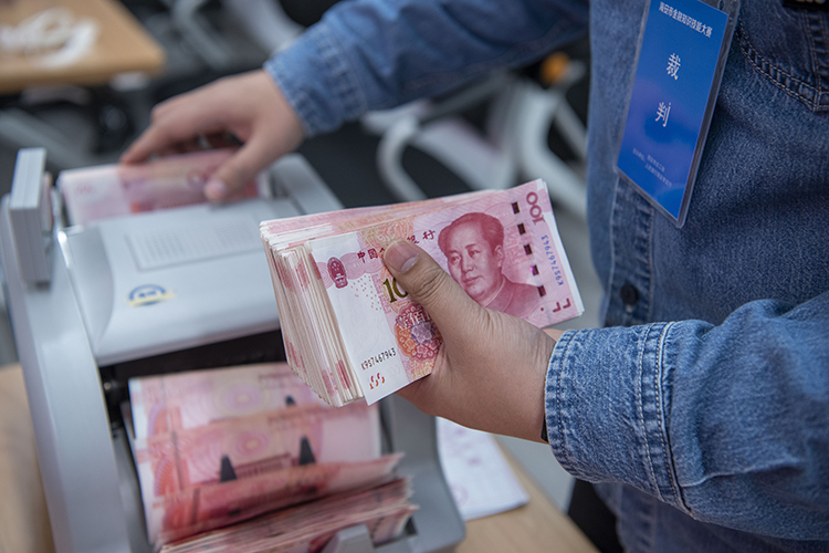 Банк России для поддержки рубля временно увеличит продажу валюты (юаня) почти в десять раз — с 2,3 млрд руб. в сутки до 21,4 млрд рублей