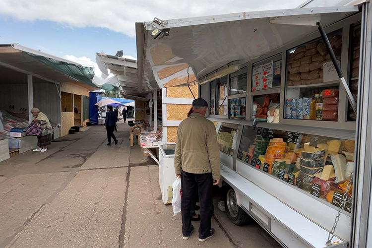 Продавщица одного из киосков говорит, что торговцев выселили из лабаза уже несколько дней назад. Для них на улице сделали новые павильоны из ДСП. Продавщицы сыра рассказали, что из-за вынужденного переезда цена на их продукт «не повысилась и не понизилась»