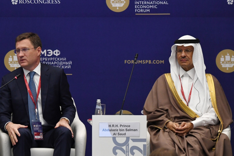 Цены на нефть в результате синхронного заявления нашего вице-премьера Александра Новака и министра энергетики Саудовской Аравии о том, что продлевается добровольное сокращение добычи держатся на очень высоком уровне