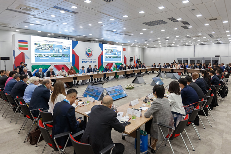 В работе форума приняли участие более 7 тыс. представителей из 25 стран и 58 регионов России