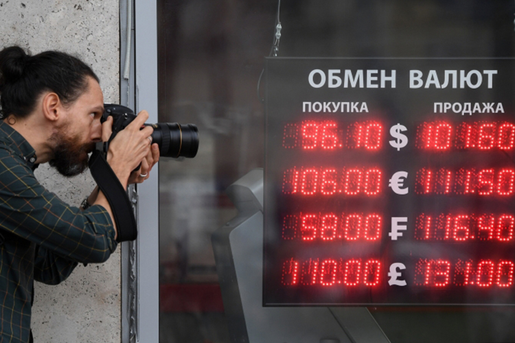 На пике ослабления в середине августа курс рубля терял более 11% относительно июльского уровня, а по итогам августа рубль упал почти на 5% м/м, что является существенным и нетривиальным поведением на валютном рынке