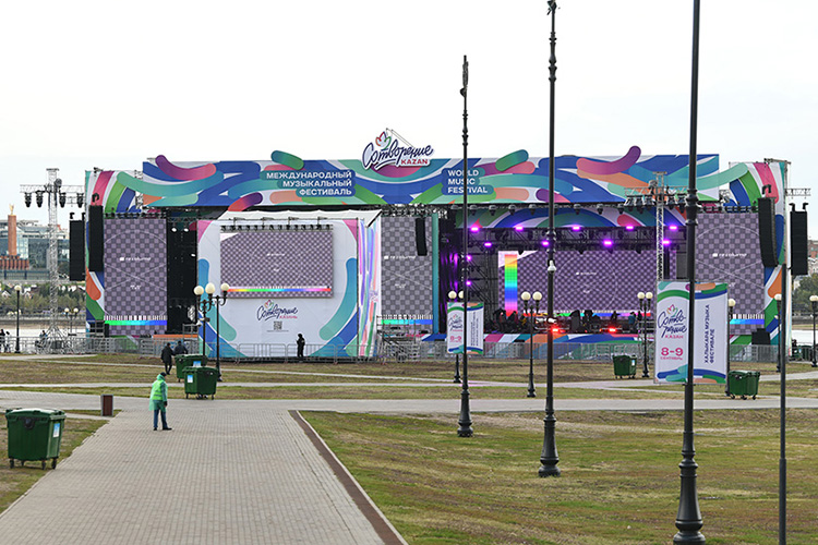 Для фестиваля у центра семьи «Казан» смонтировали двойную сцену из 8 тыс. элементов весом 90,5 тонн