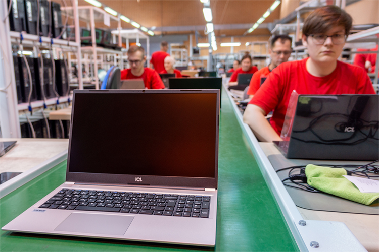 По данным аналитического агентства CNews, в 2021 году большинство школ в России покупали ноутбуки именно у ICL. Почти 35% от всех закупленных устройств для школ в стране были произведены татарстанской компанией — это более 66 тыс. устройств