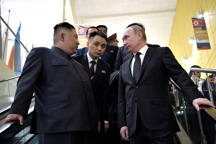 На первой встрече в 2019-м Путин и Ким Чен Ын обсуждали проблему северокорейских рабочих в России. Сейчас тема приобрела еще большую актуальность. Южнокорейские СМИ рассказали про поручение властей КНДР отобрать работников для отправки в ДНР и ЛНР