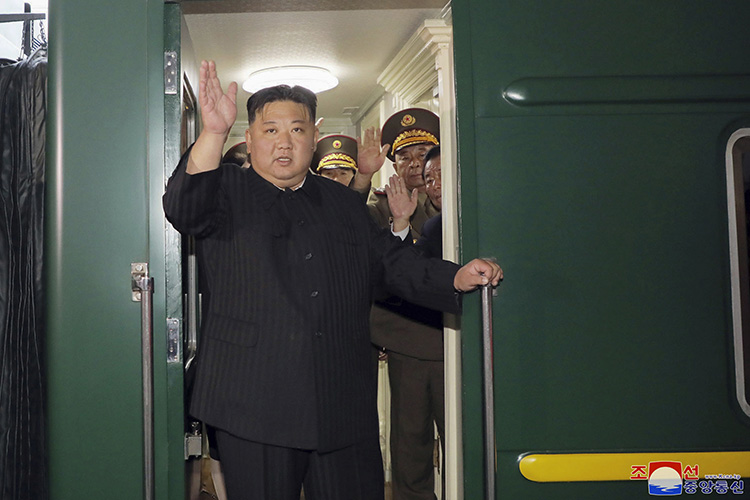 Поезд лидера КНДР Ким Чен Ына во вторник утром прибыл в Россию. Лидер Северной Кореи, напомним, едет на встречу с президентом России Владимиром Путиным по приглашению последнего