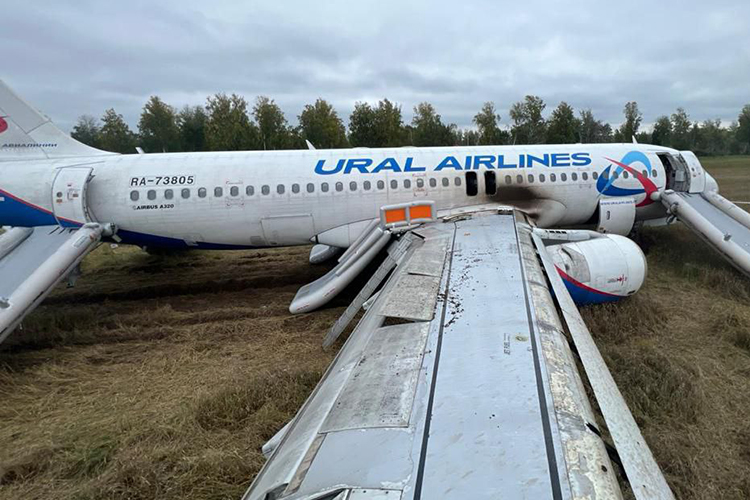 Гендиректор «Уральских авиалиний» Сергей Скуратов заявил, что следы копоти — это грязь, которую забросило на самолет во время торможения