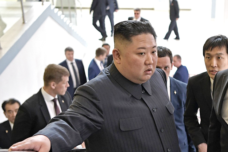 В дни форума на Дальний Восток прибыл лидер КНДР Ким Чен Ын. Причем визит северокорейского лидера оформили так, чтобы он прошел за рамками ВЭФа