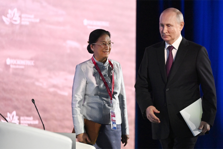 Главным иностранным участником стала вице-президент Лаоса Пани Ятхоту. Сегодня она составила компанию Путину на пленарке, но была скорее наблюдателем