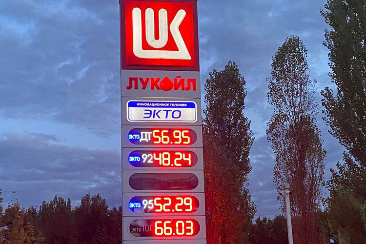 АЗС «Лукойла» на ул. Хусаина Мавлютова, 50А пока радует приятными ценами — 56,95 рубля за литр дизеля