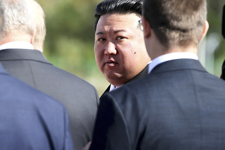 Лидера КНДР Ким Чен Ына внесли в базу украинского ресурса «Миротворец». Причиной названо пособничество северокорейского лидера России, «покушение на суверенитет и территориальную целостность Украины», ядерный шантаж и киберпреступления